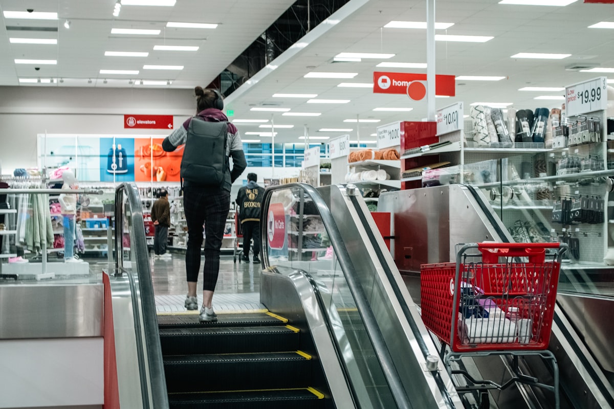 Outlet Mağazaları Gerçekten Avantajlı mı? Detaylı Fiyat-Performans Analizi
