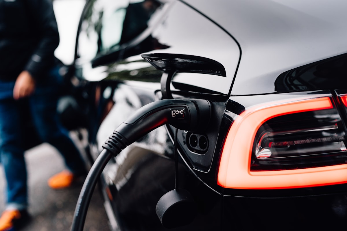 Elektrikli Araç Hisseleri: Tesla Düşüş Yaşarken Alternatif Yatırım Fırsatları