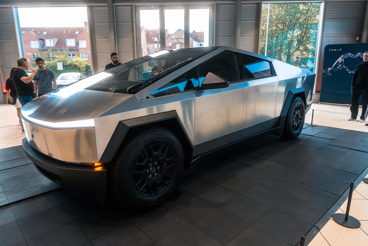 Tesla Optimus: İnsansı Robotlar Üretim Hattına mı Giriyor?