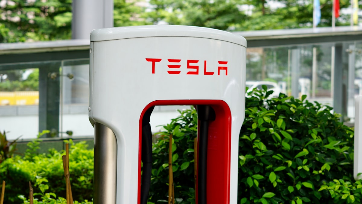 Tesla'nın Kâr Düşüşü: Küresel Arz Zincirleri ve Makroekonomik Seyir