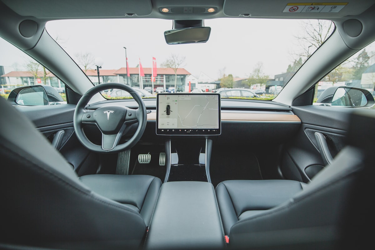 Tesla'nın Kâr Düşüşü: Yapay Zeka Yatırımları ve Makroekonomik Etkiler