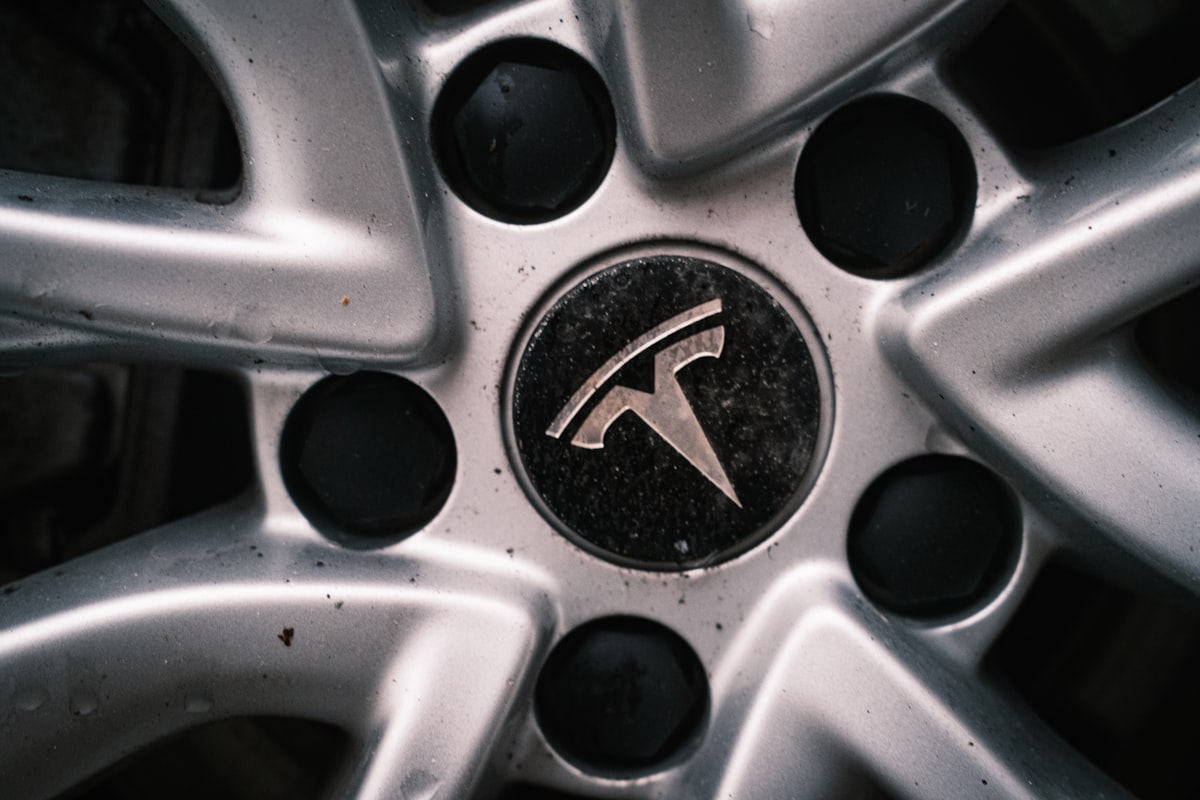 Tesla'nın Kâr Düşüşünün Makroekonomik Etkileri ve Küresel Otomotiv Sektörüne Yansımaları
