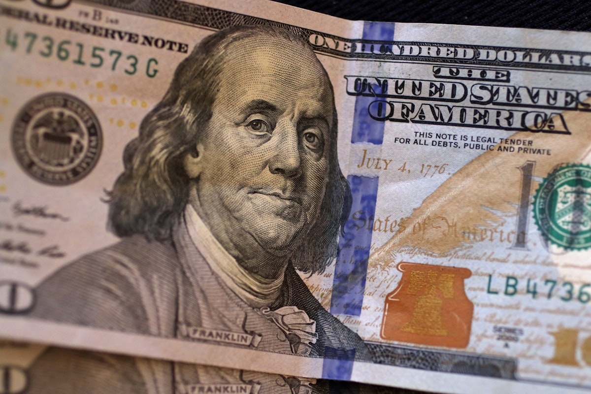 Fed'in Şahin Duruşu Piyasaları Yeniden Şekillendiriyor: Dolar ve Faiz Oranları Üzerine Analiz