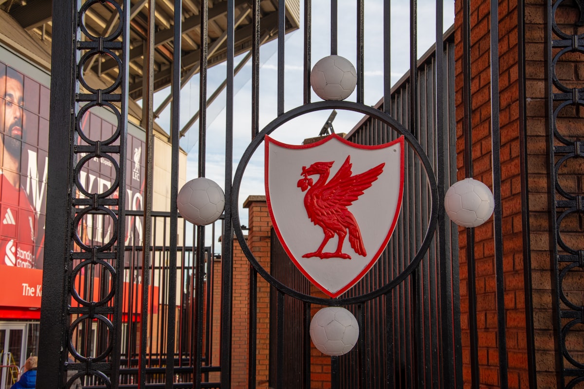 Liverpool'un Kanat Arayışı: Iraola'nın Taktiksel Vizyonu ve Salah Sonrası Stratejiler