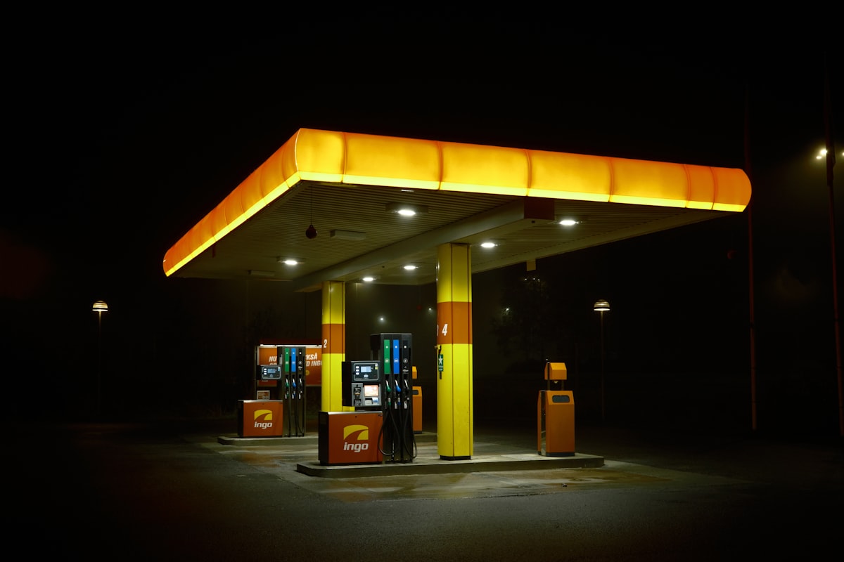 Petrol Fiyatlarındaki Yükselişin Dolar ve Enflasyona Etkisi: Yatırımcı Rehberi