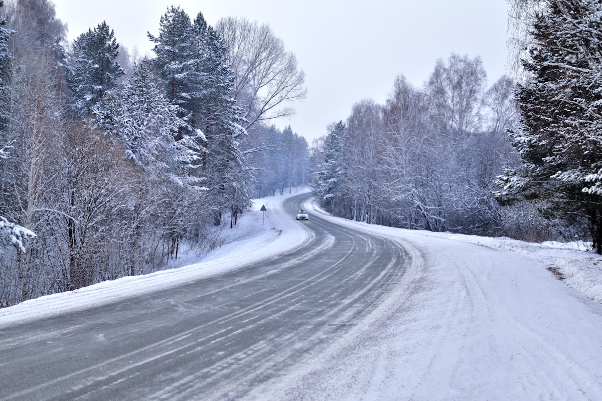 Kar Yollarında Güvenli Sürüş Rehberi: Kışın Zorlu Koşullarında Dikkat Edilmesi Gerekenler