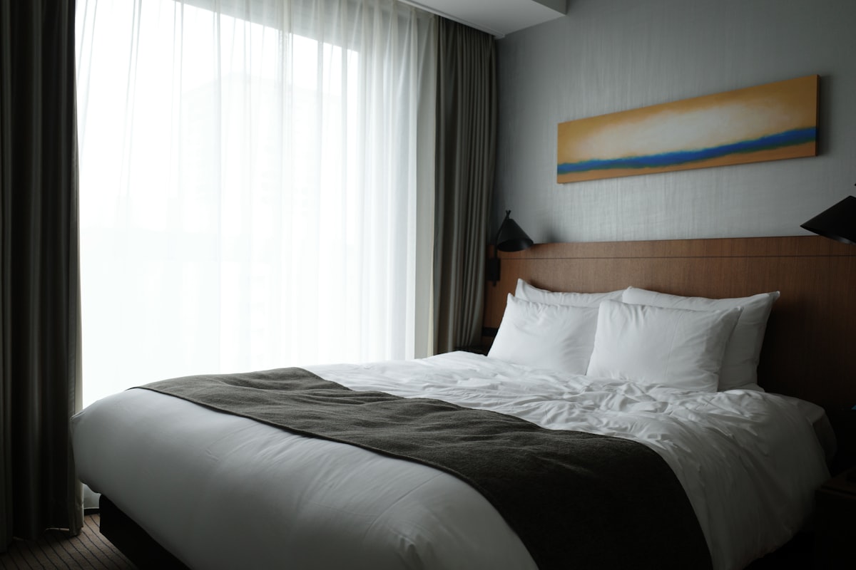 Oteller Neden Nevresimleri Sıkıca Düzeltir? Tarihçe ve Pratik Nedenleri