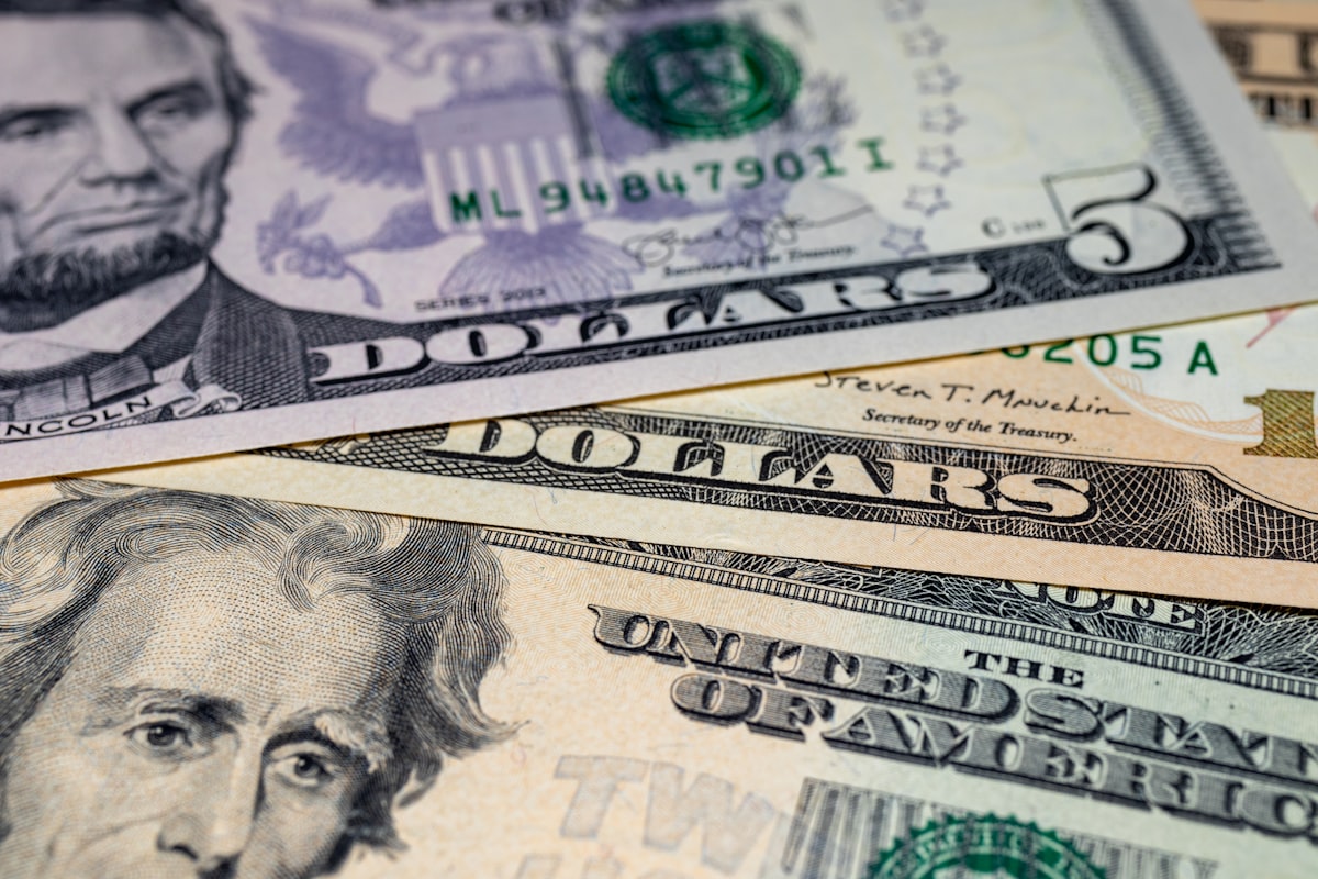 Doların Rezervlerdeki Payı Düşüyor: Küresel Finansın Yeni Dengeleri ve Yatırım Stratejileri