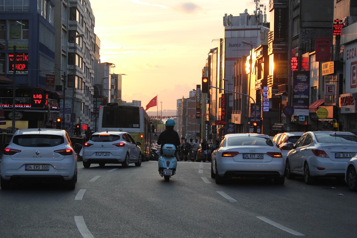 Küresel Gerilimlerin Türkiye Ekonomisine Etkisi: Faiz ve Yatırım Perspektifi