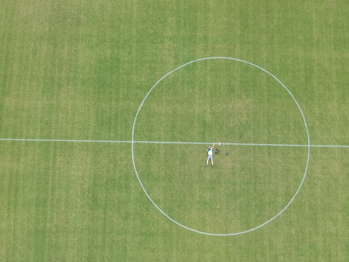 Kuru Saha Eleştirisi: Zemin Koşullarının Futbol Taktikleri Üzerindeki Derin Etkisi