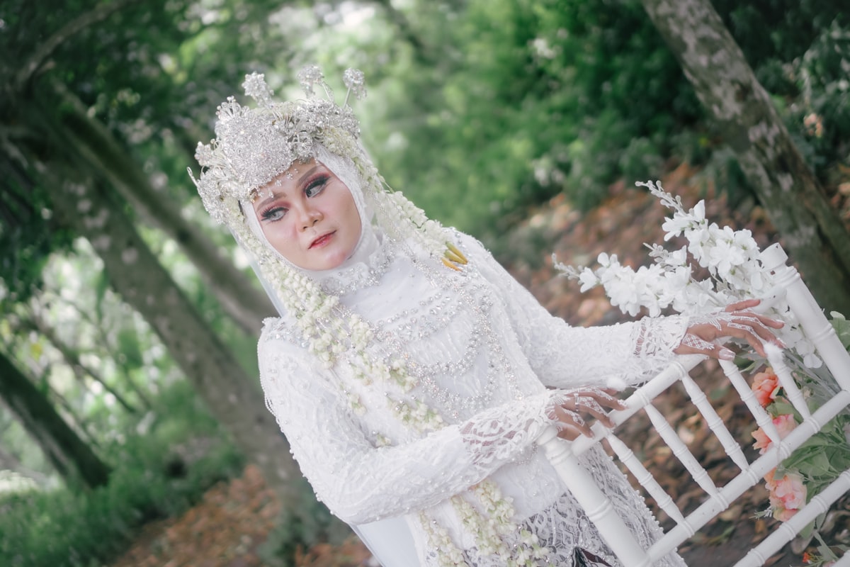 Ünlü Şarkıcının Düğününde Gelinlik Tartışması: Boşanan Arkadaşının Elbisesi Mi?