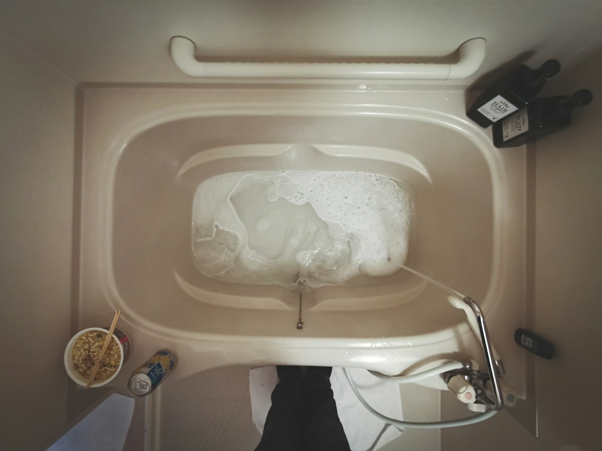 Tıkanan Lavabo Açma Yöntemleri: Tesisatçıya Gerek Yok!