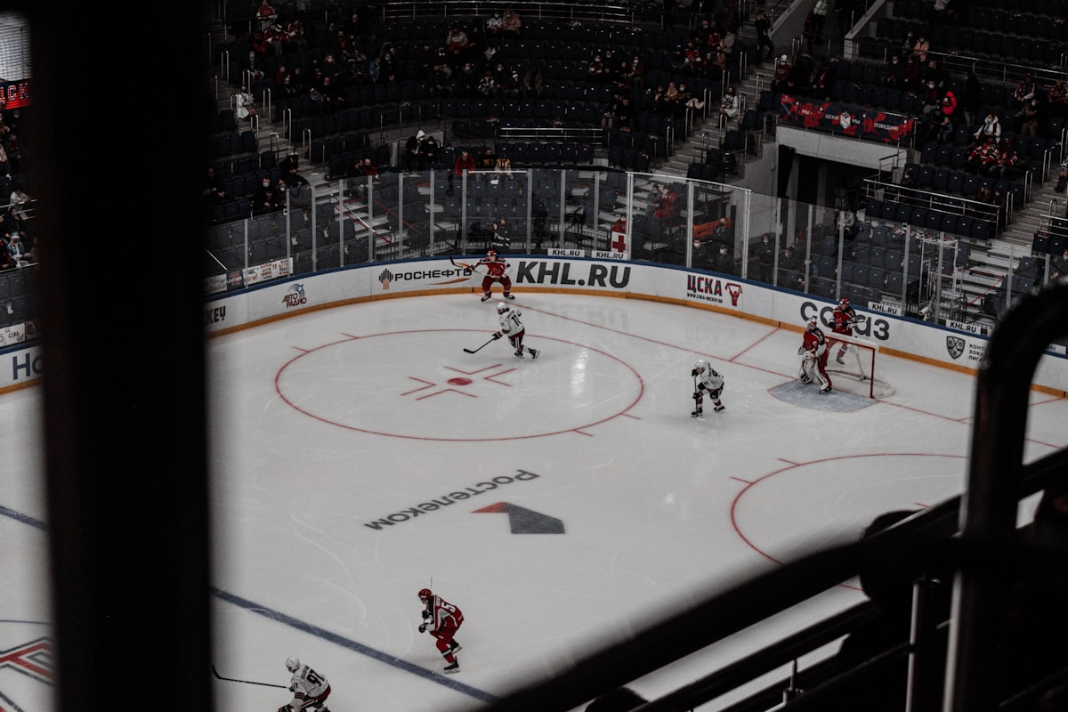 Carolina Hurricanes: Kupa Sevinci ve Staal'ın Tarihi Başarısı