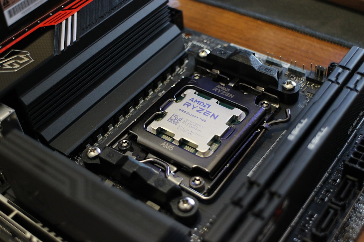 AMD Ryzen 7 5800X3D Geri Dönüyor: Efsane İşlemcinin Detaylı İncelemesi