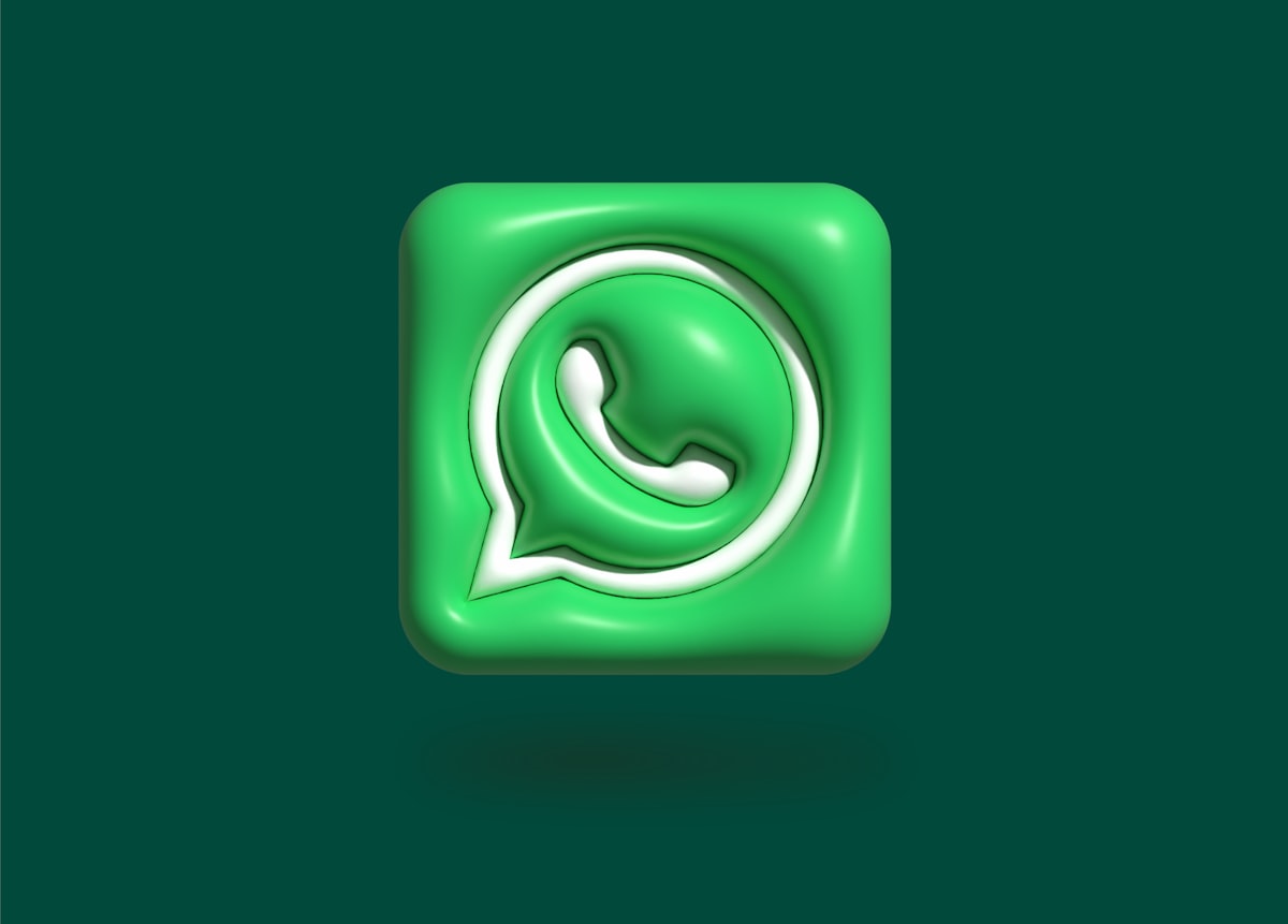 WhatsApp Liquid Glass Tasarımı: Sohbet Ekranına Yeni Bir Soluk Mu Getiriyor?
